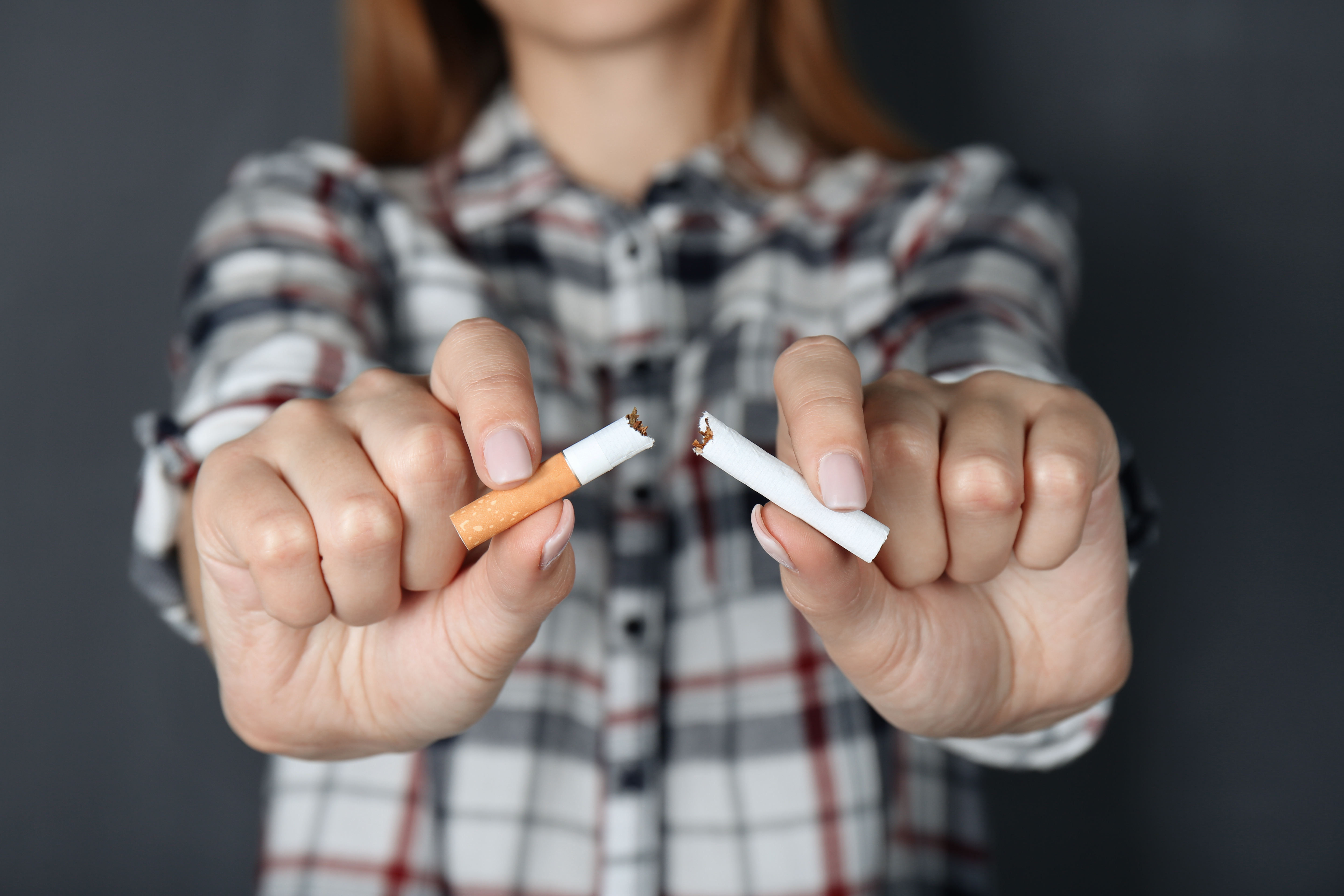 Smoking is the best. Курение подростков. Подросток курит. Курящий подросток. Сигарета в руке у подростка.