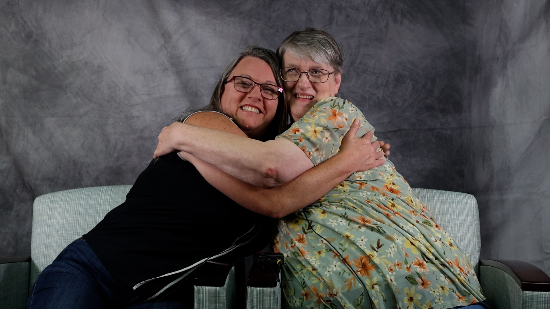 Tammy Burnette hugs sister Rhonda Curtis